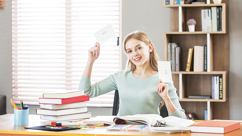 외국인 학생이 한국어 낱말 카드를 들고 있는 모습